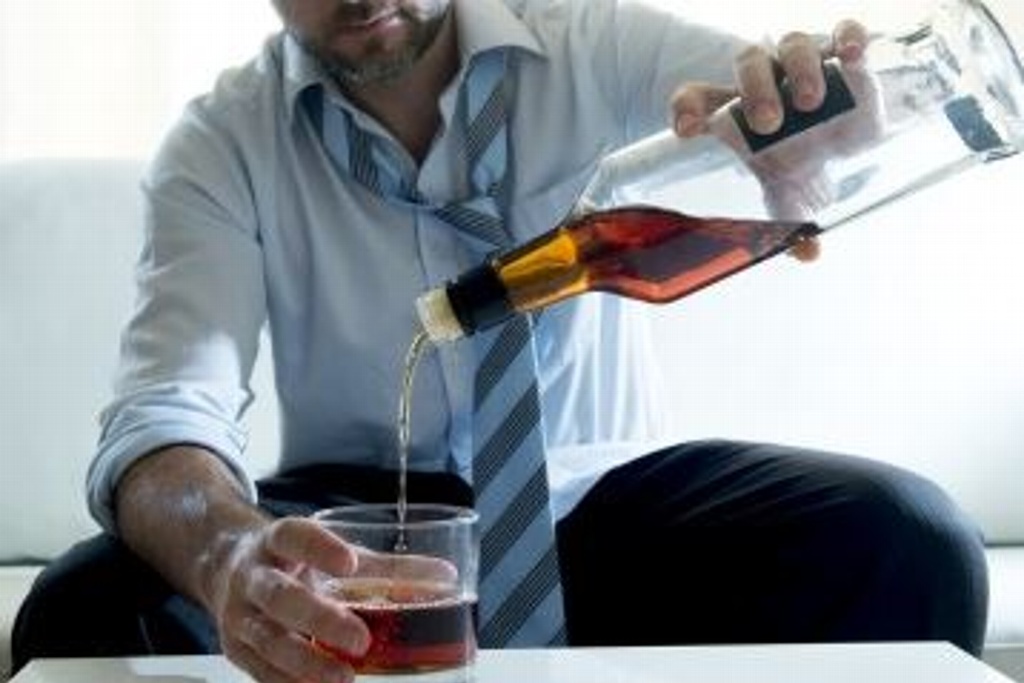 Imagen Estudio revela que fingir que eres feliz en el trabajo te puede llevar al alcoholismo