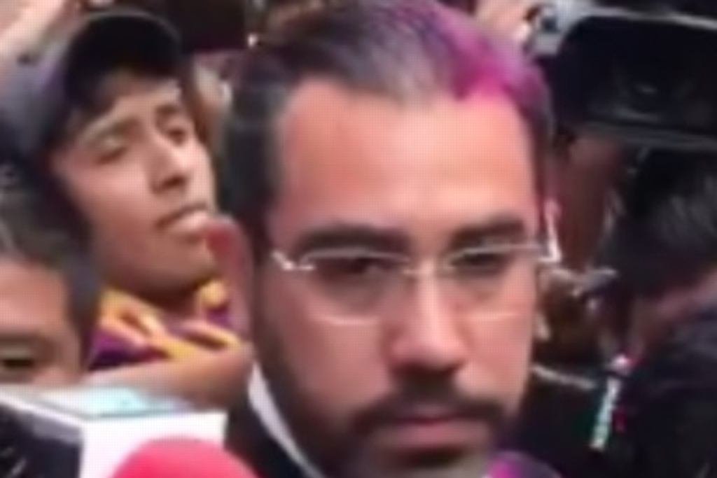 Imagen Lanzan diamantina color rosa a jefe de la policía de CDMX; le gritan 