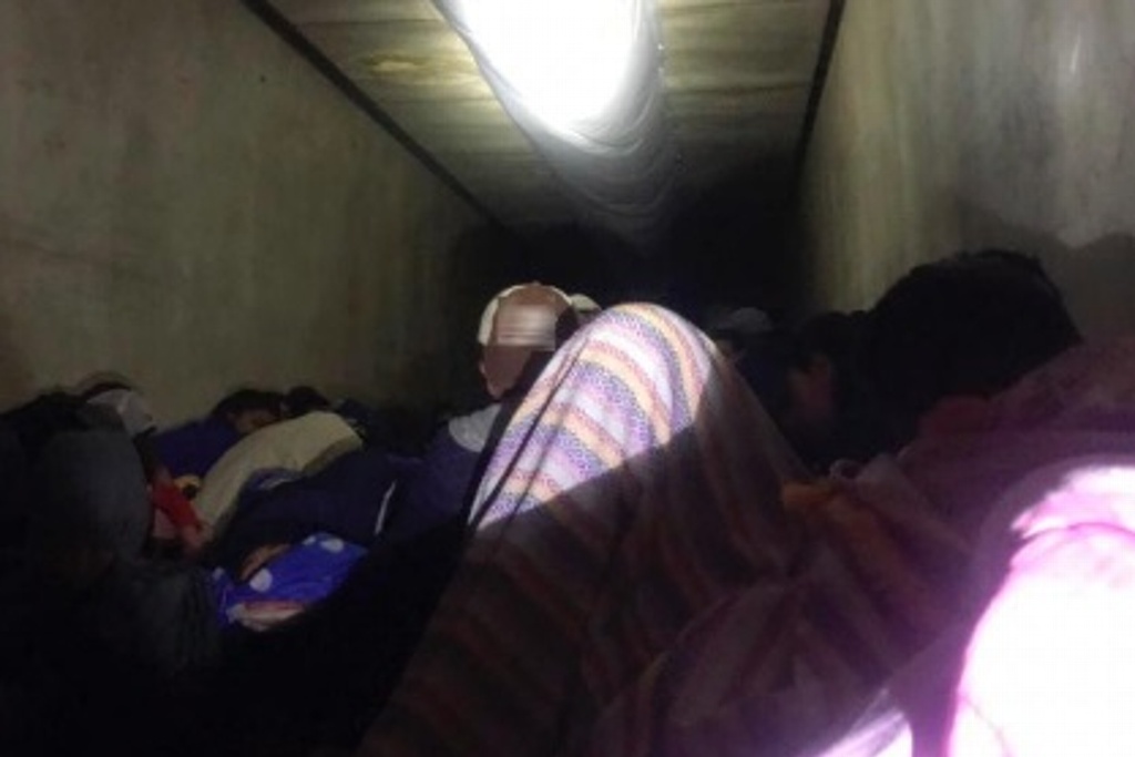 Imagen Aseguran a 146 migrantes en carretera Coatzacoalcos - Villahermosa