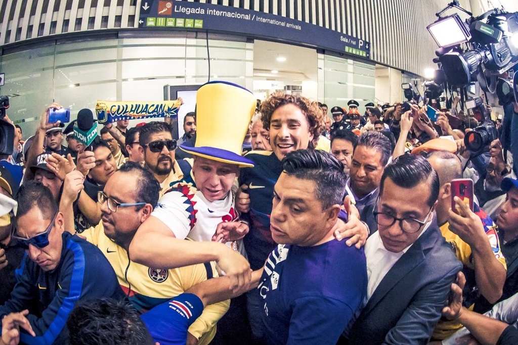 Imagen Aficionados arman fiesta por llegada de Guillermo Ochoa al aeropuerto de la CDMX