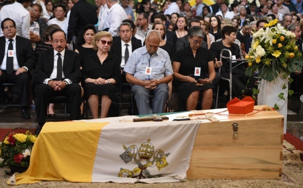 Imagen Entre cánticos y rezos sepultan al cardenal Sergio Obeso en Catedral de Xalapa, Veracruz