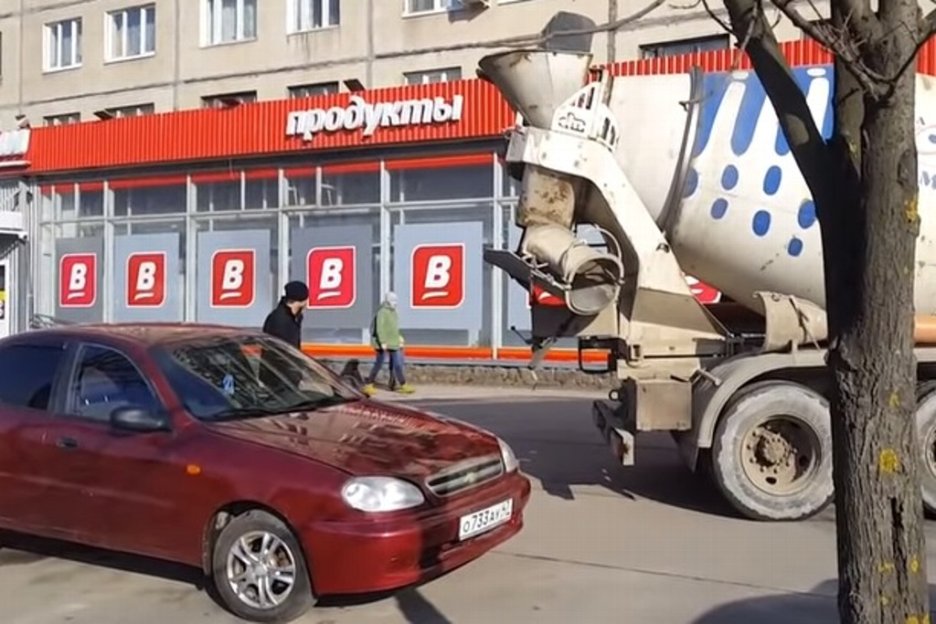 Imagen Tras infidelidad, hombre llena de concreto el coche de su mujer (+Video)