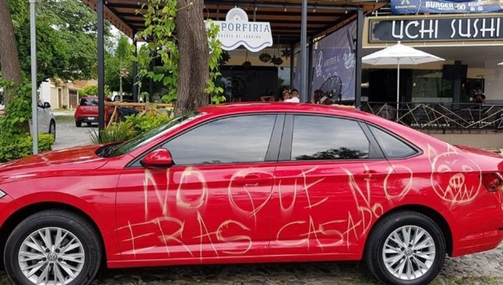 Imagen Probablemente me confundieron, afirma dueño del coche rojo rayado por supuesta infidelidad (+Foto)
