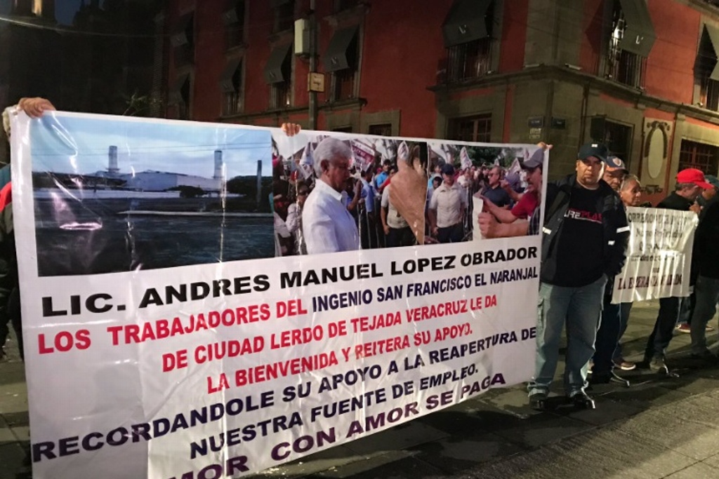 Imagen Trabajadores de Veracruz protestan en Palacio Nacional