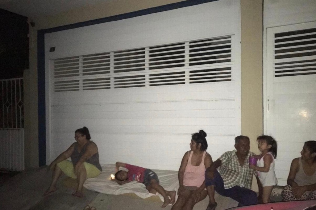 Imagen Duermen en la calle para no pasar calor por falta de luz en colonia de Boca del Río