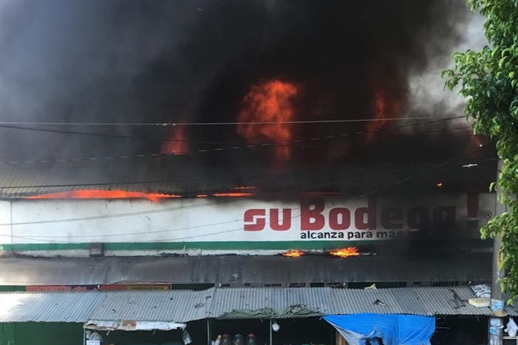 Imagen Se incendia mercado de Cerro Azul, Veracruz (+video)