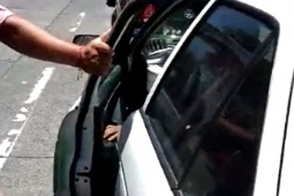 Imagen Sujeto intenta robar taxi en Xalapa, Veracruz; lo detienen (+video)