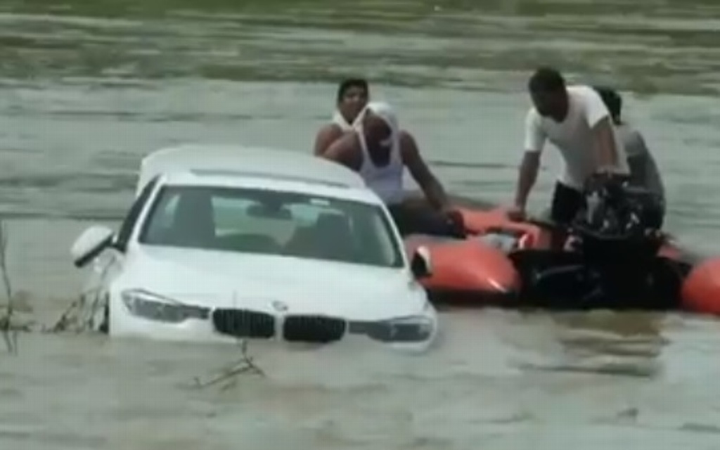 Imagen Tira al río BMW que le regalaron sus padres, quería un Jaguar  (+video)