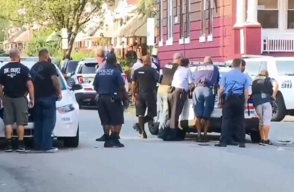 Imagen Luego de 4 horas, liberan a rehenes en Filadelfia; agresor continúa atrincherado