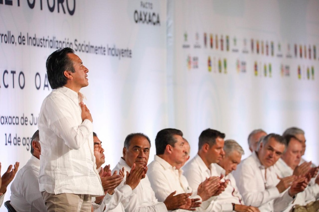 Imagen Entrega gobernador de Veracruz proyecto Ejecutivo del Corredor Interoceánico del Istmo de Tehuantepec