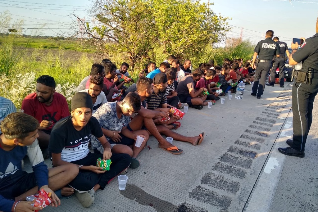Imagen Polleros dejan a su suerte a 65 migrantes hindúes en la zona sur de Veracruz