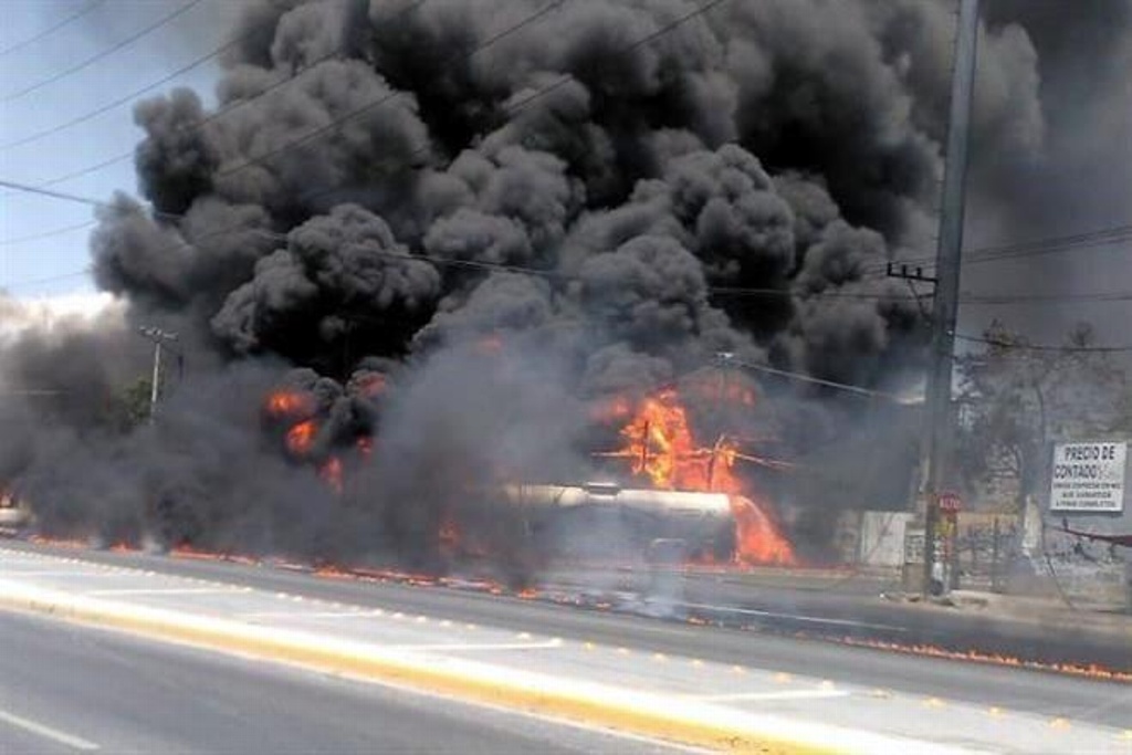 Imagen Se incendia pipa de diésel en Nuevo León