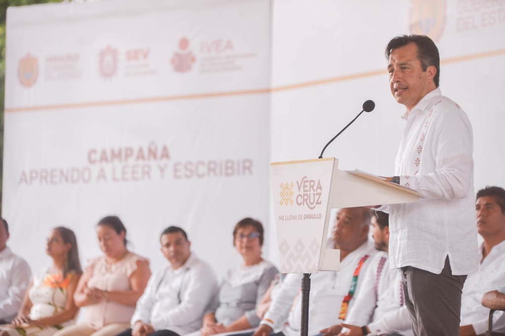 Imagen Cuitláhuac García convoca a cruzada contra el analfabetismo, en Veracruz