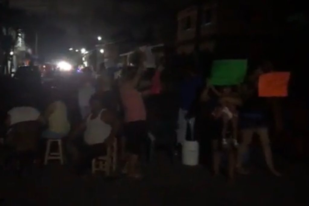 Vecinos de colonia de Boca del Río cierran calles en protesta por falta ...