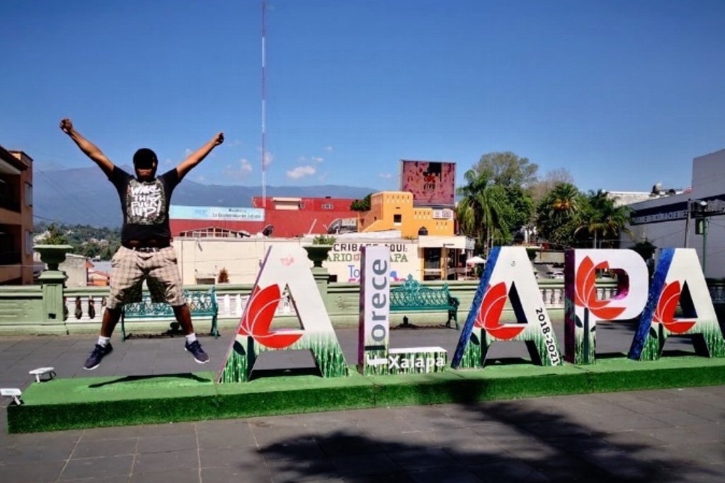 Imagen Tras robo de letra “X” de letrero en Xalapa, Veracruz, usuarios bromean con fotos en redes sociales
