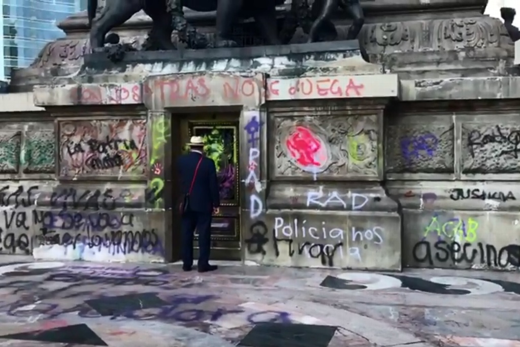Imagen Cierran Ángel de la Independencia; presenta más de 300 grafitis tras marcha feminista (+Video)