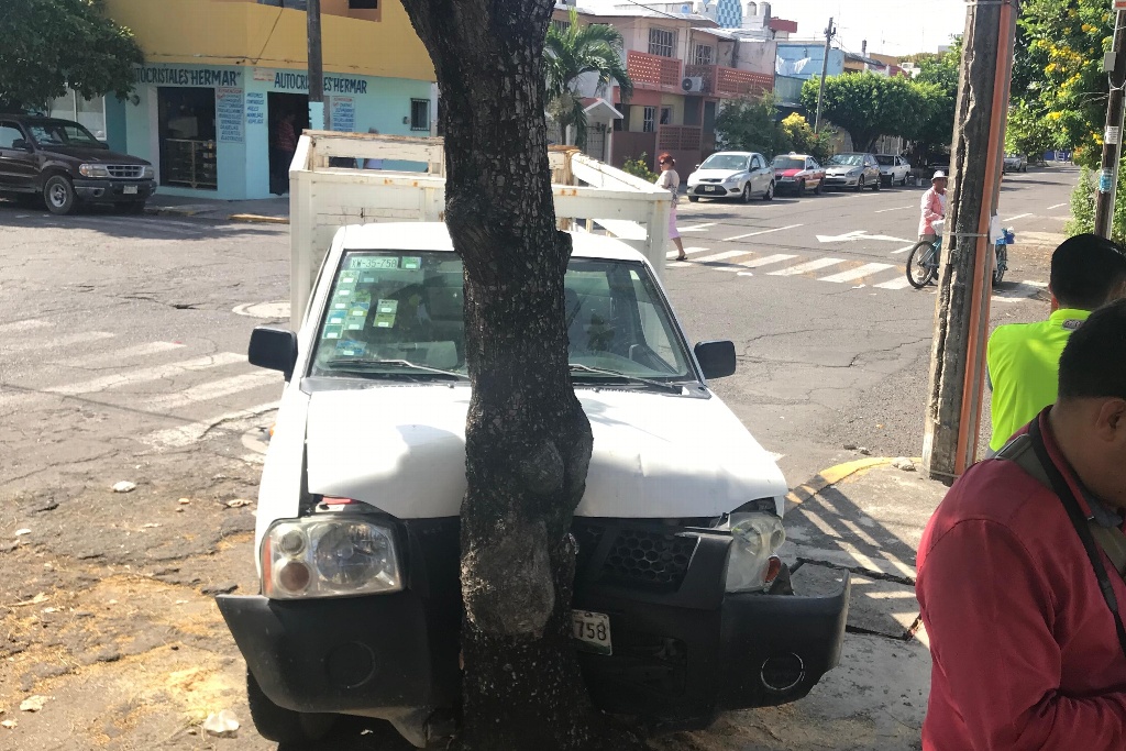 Imagen Chocan y acaban impactados contra vivienda y un árbol en colonia de Veracruz