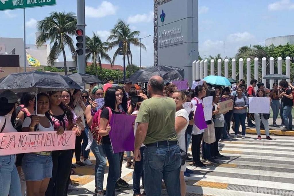 Imagen Se manifiestan y bloquean avenida de Boca del Río para exigir no sigan violentando mujeres 