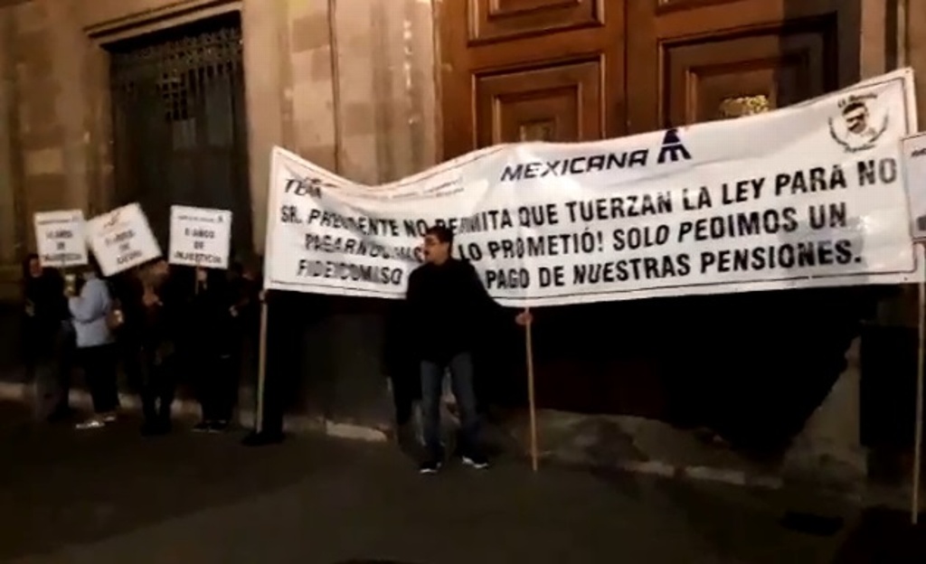 Imagen Protestan jubilados de Mexicana en Palacio Nacional  (+Video)