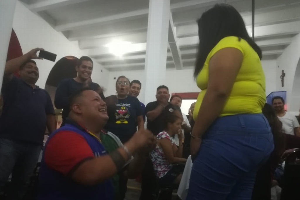 Imagen En el Día del Bombero, dos elementos piden matrimonio a sus parejas en Veracruz