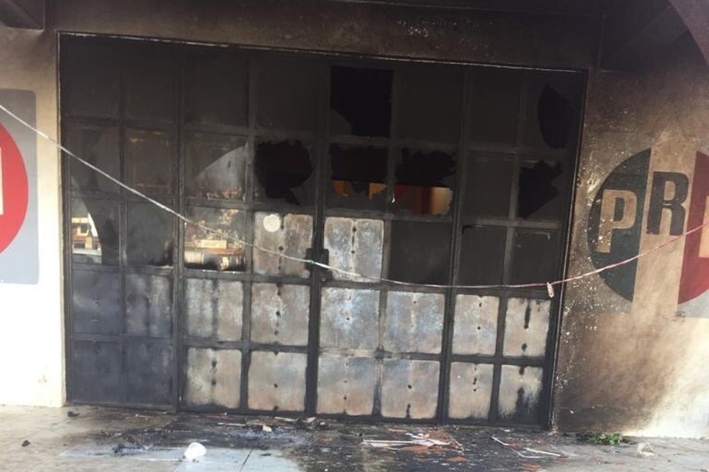 Imagen Sujetos armados queman oficinas de PRI en San Juan Chamula, Chiapas