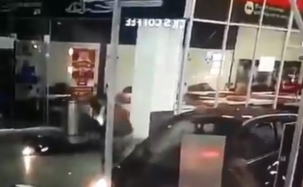 Imagen Revelan imágenes de asesinato de policía en plaza comercial en EdoMex (+Video)