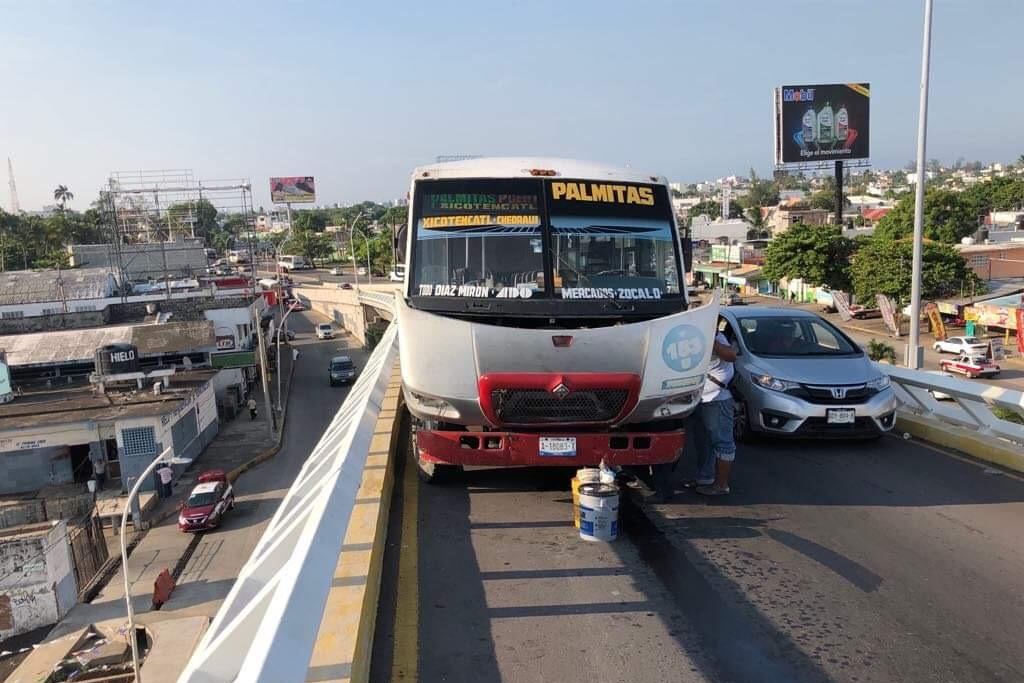 Imagen Choque y camión varado a medio puente causan caos vial en Veracruz