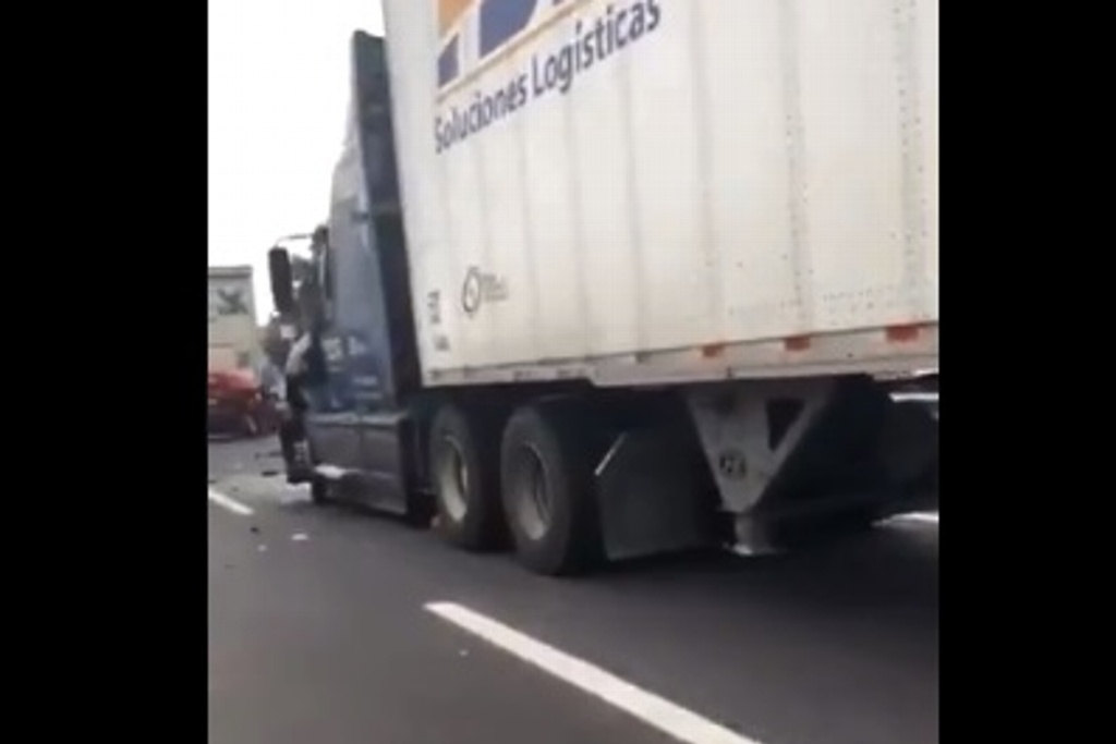 Imagen Automovilista muere tras quedar prensado entre dos tráileres en autopista México-Querétaro (+Video)
