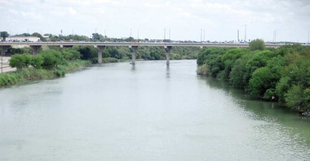 Imagen Muere ahogado hondureño en el Río Bravo; pudo salvar a su hijo de cinco años