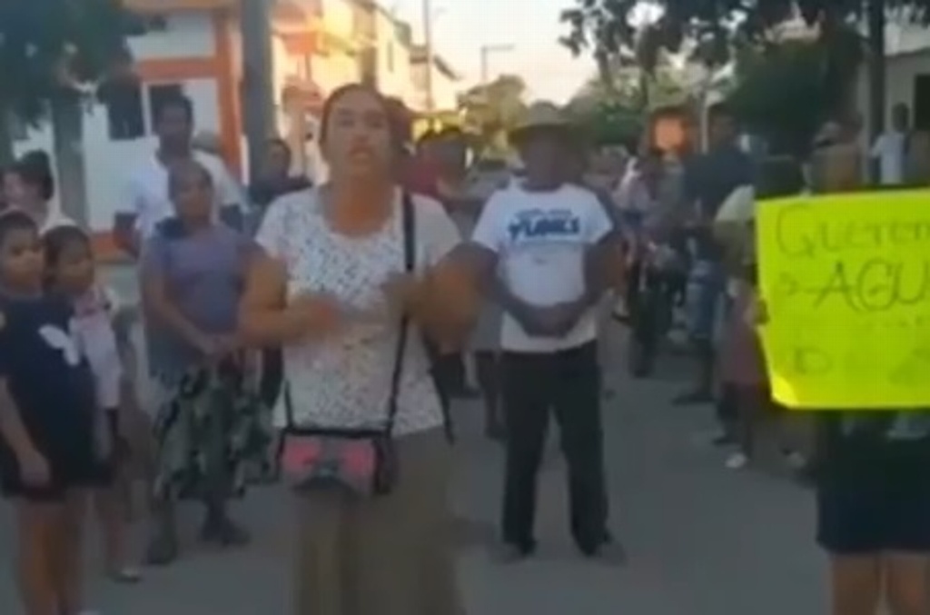 Imagen Por falta de agua, se manifiestan habitantes de Antón Lizardo, Veracruz