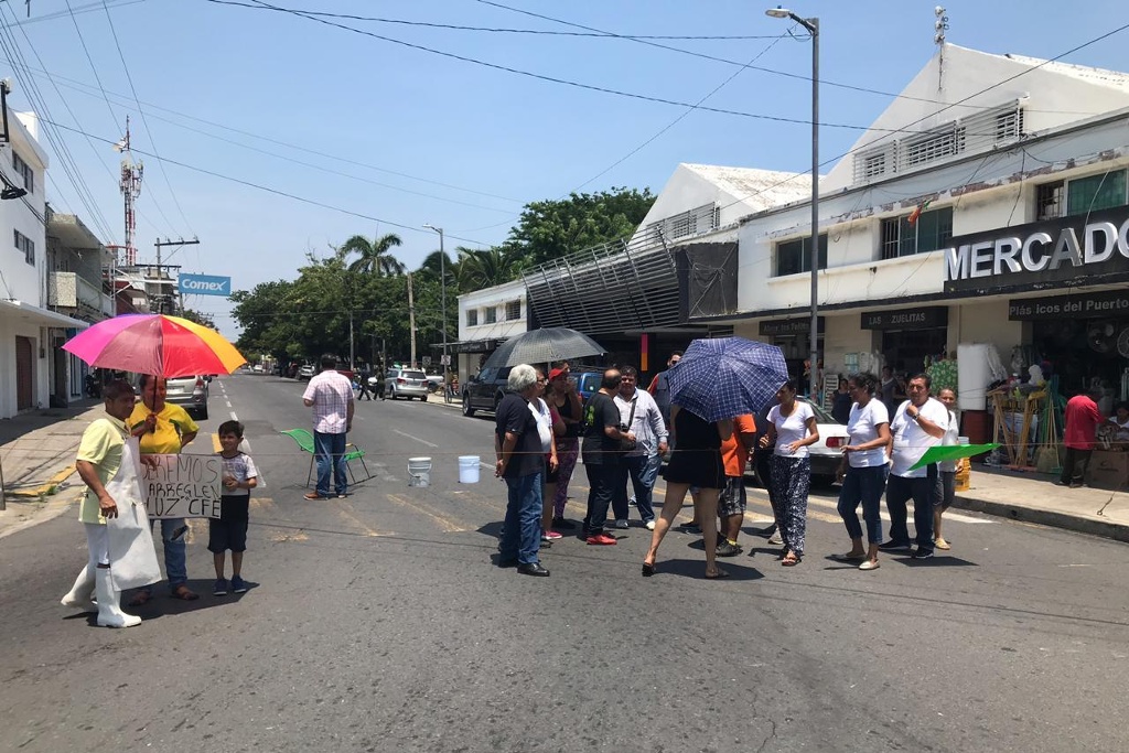 Imagen Locatarios del Mercado Zaragoza bloquean calles de Veracruz (+fotos/video)