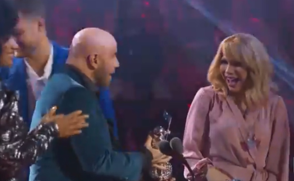 Imagen John Travolta confunde a 'drag queen' con Taylor Swift y casi le da su premio (+Video)