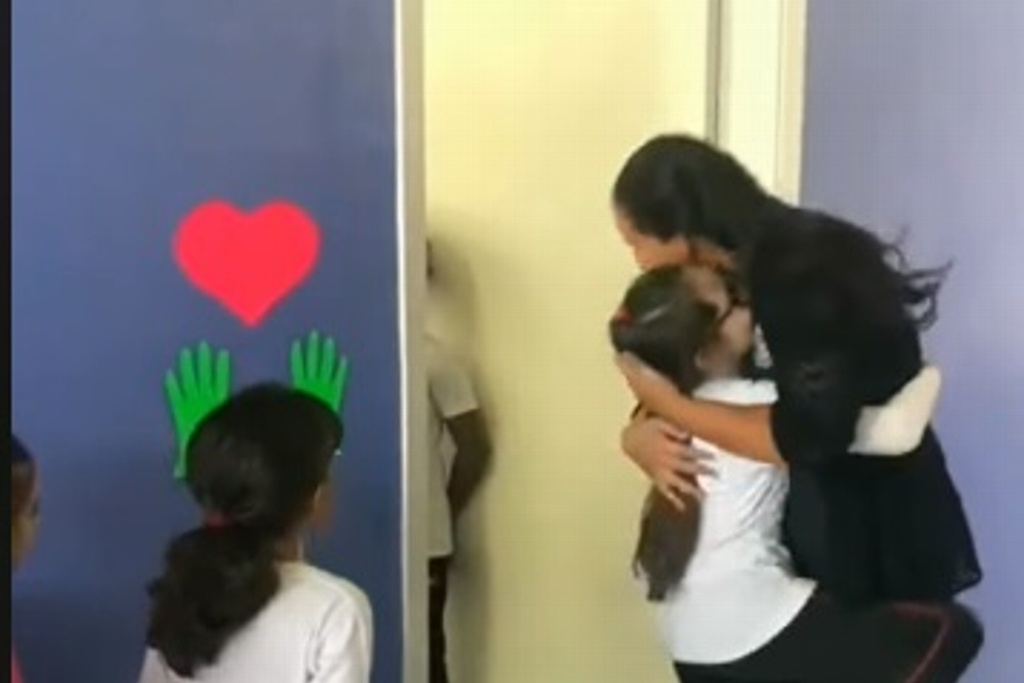 Imagen Se viraliza maestra que recibe a sus alumnos con saludo especial (+video)