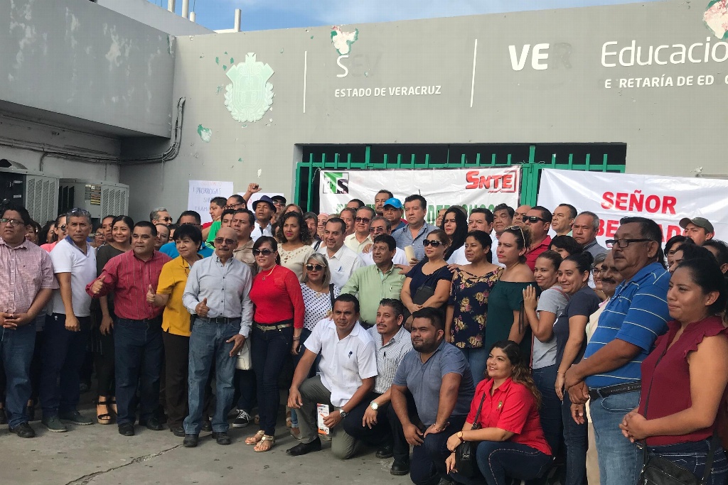 Maestros del SNTE toman delegación de la SEV en Veracruz; amenazan ...