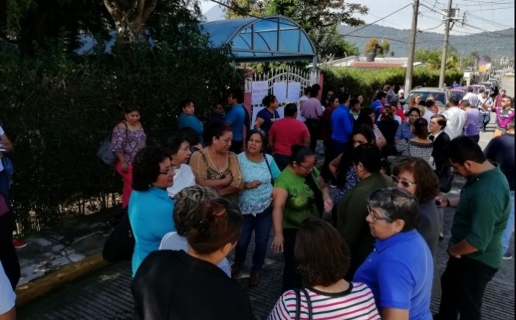 Imagen Sección 32 exige solución a demandas; toman delegación de SEV en Orizaba, Veracruz