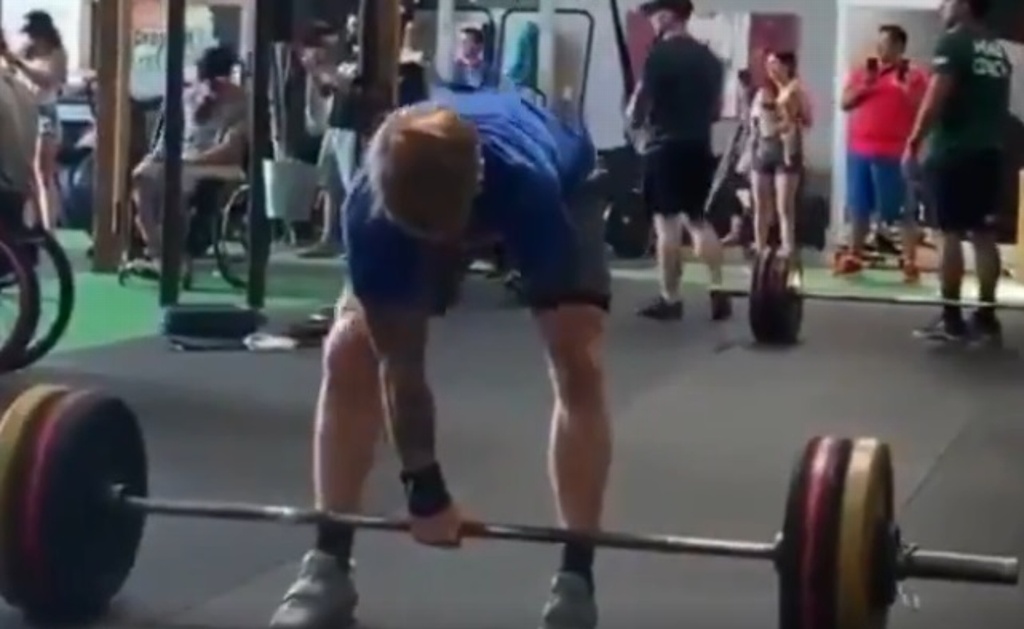 Imagen Hombre discapacitado levanta pesas con un brazo (+Video)