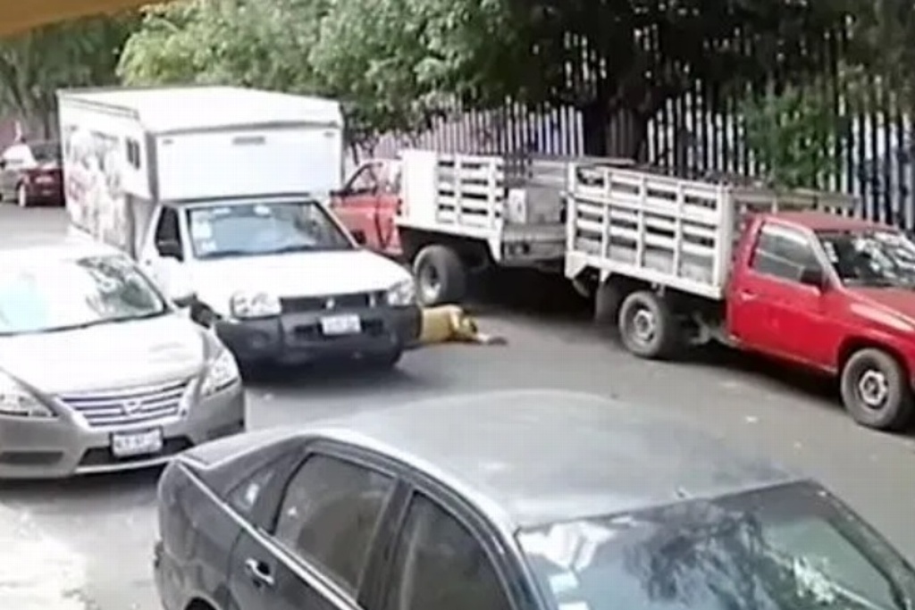 Imagen Joven se avienta contra auto en movimiento; acusan que es para extorsionar (+video)