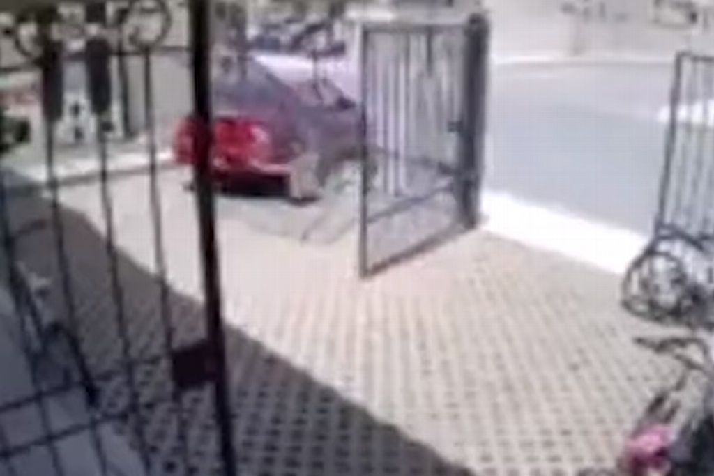 Imagen Captan a hombre y niña siendo atropellados por auto en reversa (+Video)