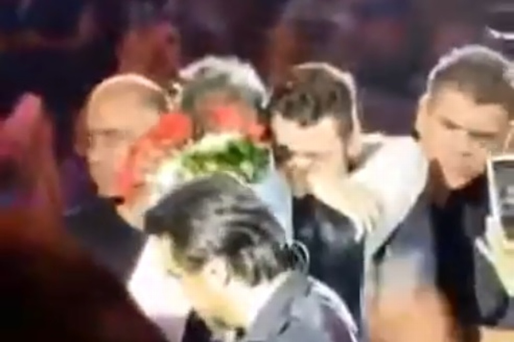 Imagen Durante concierto, hombre burla seguridad y le lleva rosas a Alejandro Fernández (+video) 