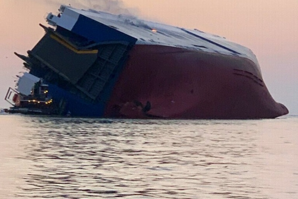 Imagen ¡Impresionante! Vuelca buque que estuvo en Veracruz