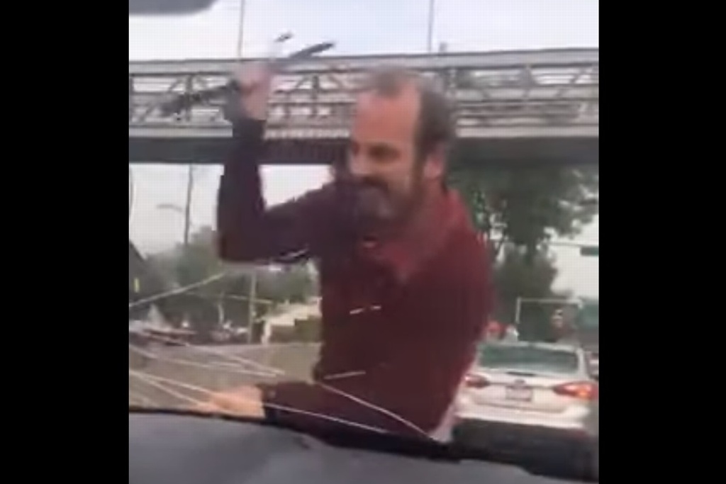 Imagen Enardecido, rompe parabrisas a conductora (+video)
