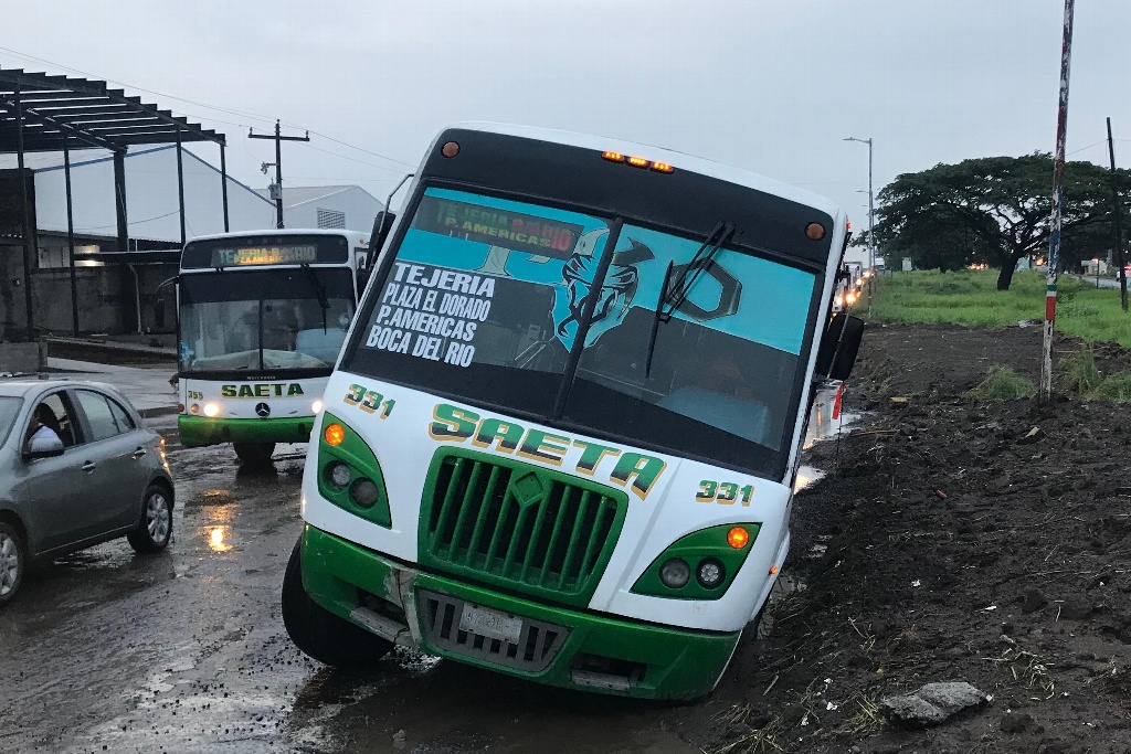 Imagen Vehículos quedan atascados por lluvia en carretera federal de Veracruz