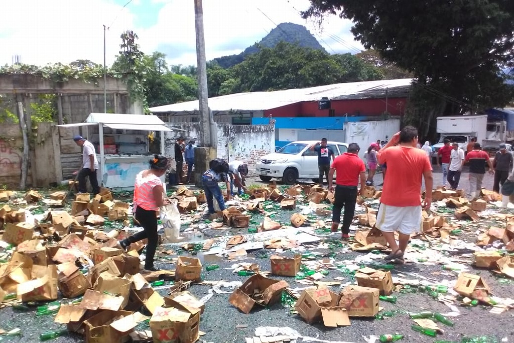 Imagen Rapiña tras volcadura de tráiler cargado de cervezas en autopista Cd. Mendoza – Córdoba