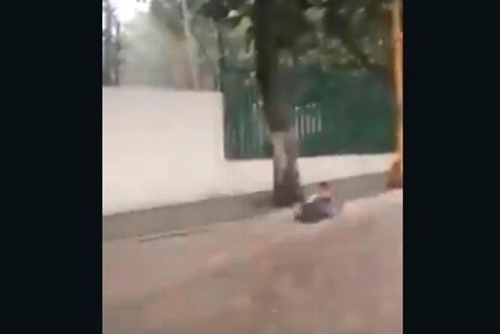 Imagen Durante lluvia, mujer es arrastrada por la corriente del agua (+Video)