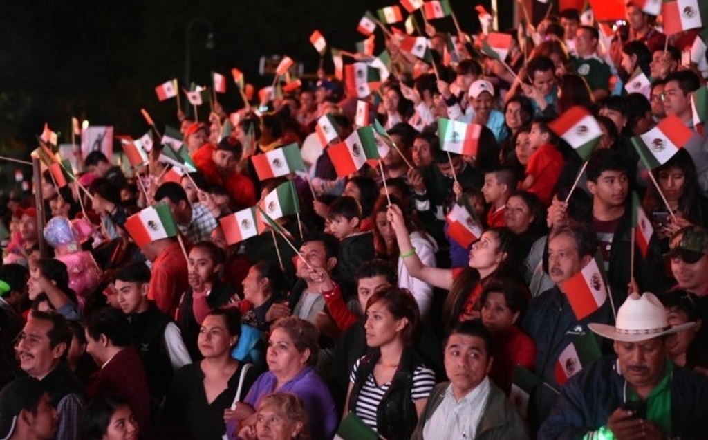 Imagen Aún con la lluvia la gente permaneció para presenciar el show de La Adictiva, en Xalapa