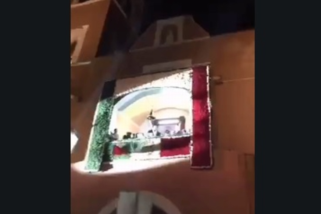 Imagen Durante ceremonia del Grito, se le cae bandera a alcalde de Hidalgo  (+Video)