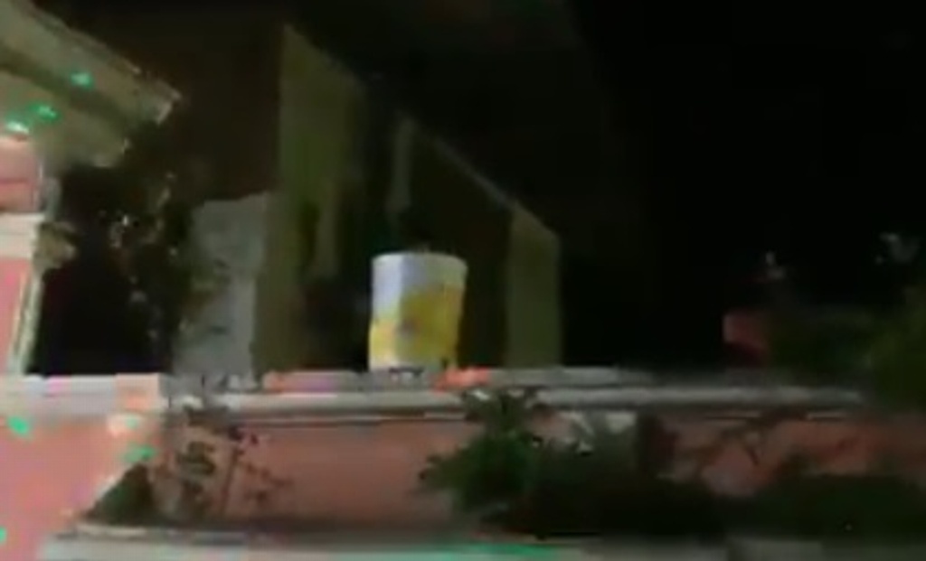 Imagen La bautizan #LadyCubeta por mojar a sus vecinos en noche mexicana (+video)