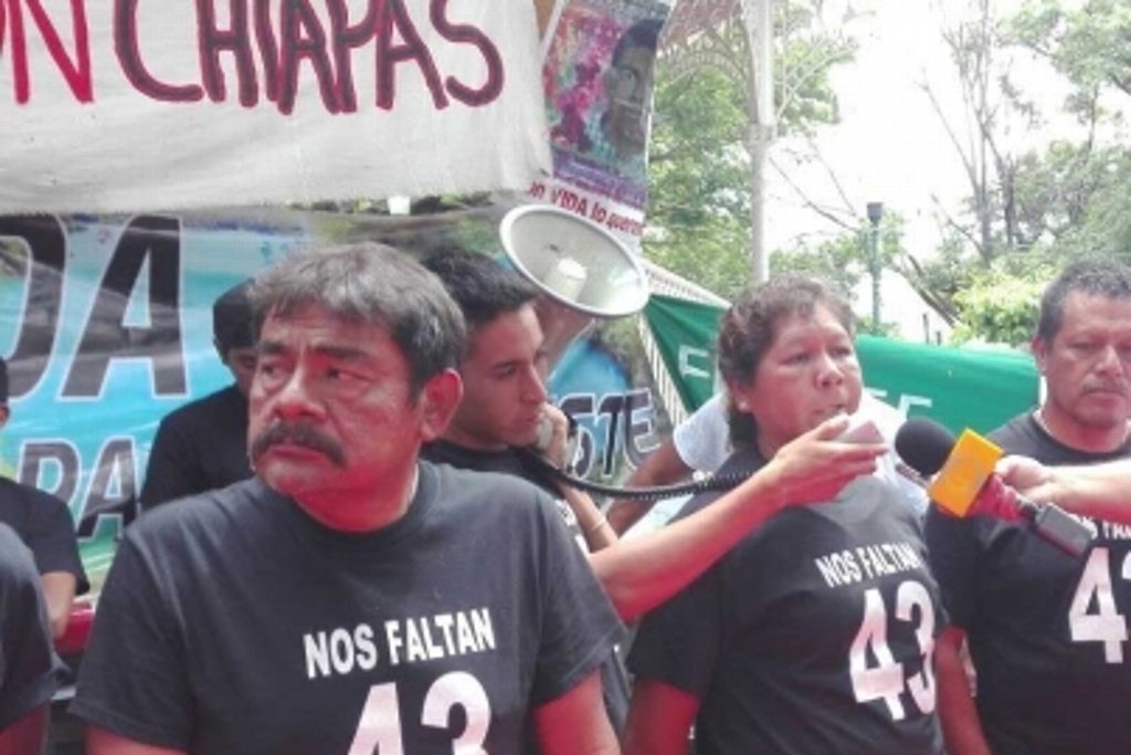 Imagen Padres de los 43 desaparecidos de Ayotzinapa exigen justicia al Gobierno