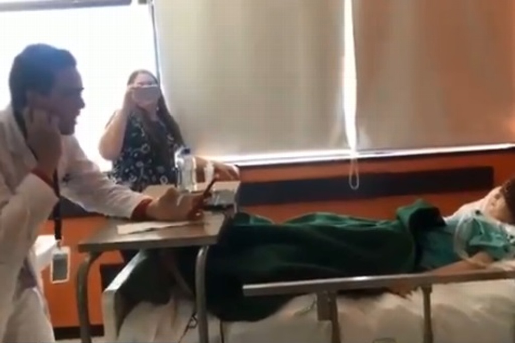 Imagen Doctor del IMSS canta a su pequeño paciente tema de película infantil (+video)