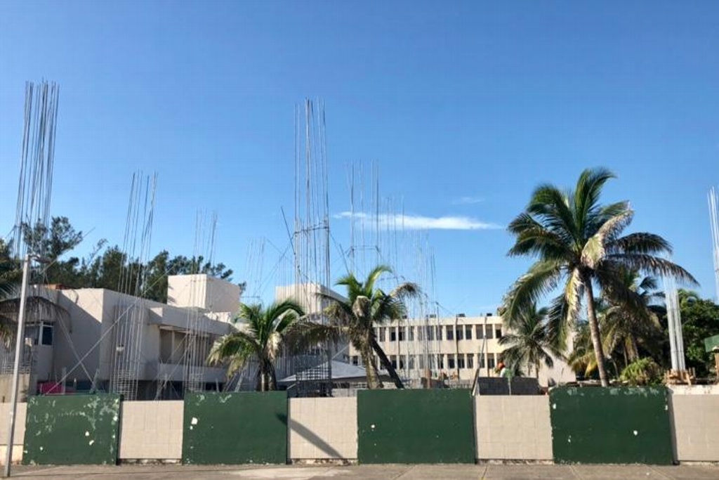 Imagen Se caen varillas en obras de la Facultad de Ingeniería de UV, informa Vicerrector